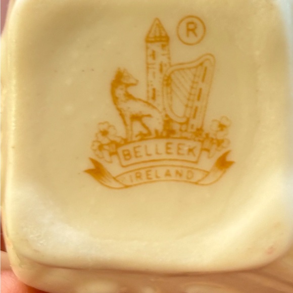 VINTAGE BELLEEK VASE WITH GOLD TRIM - Picture 4 of 8